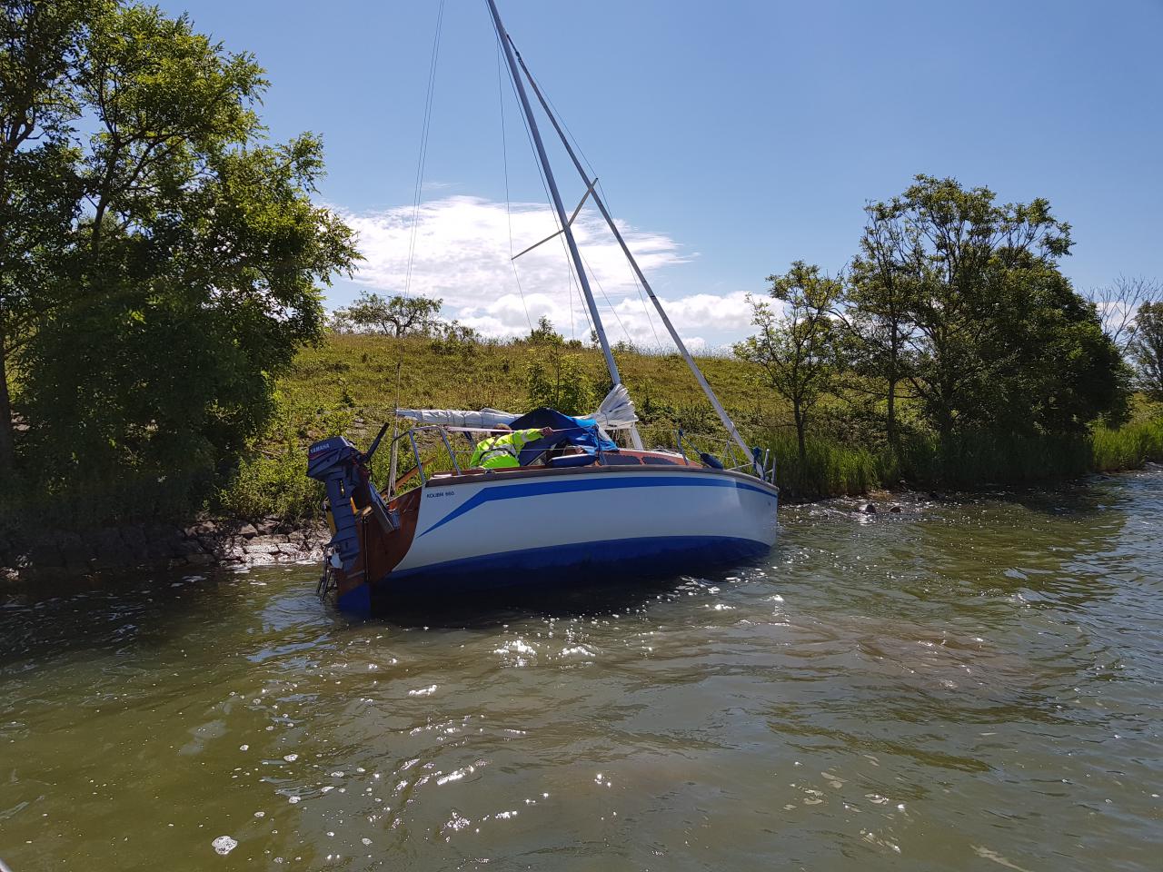 Zeiljacht geborgen na lek slaan op Gouwzee